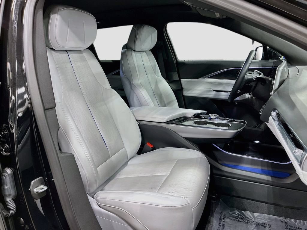 2024 Cadillac LYRIQ Luxury 1