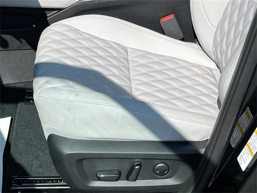 2025 Mitsubishi Outlander PHEV Base