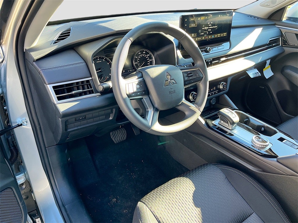 2025 Mitsubishi Outlander ES